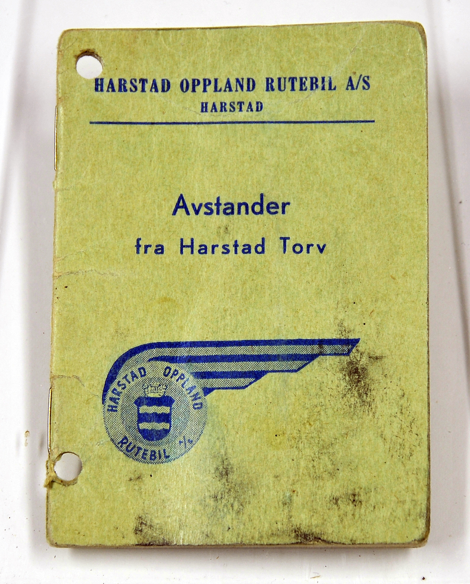 Rutebilhefte, avstandshefte fra Harstad Oppland Rutebil A/S som viser avstander fra Harstad Torv på de forskjellige rutene. 