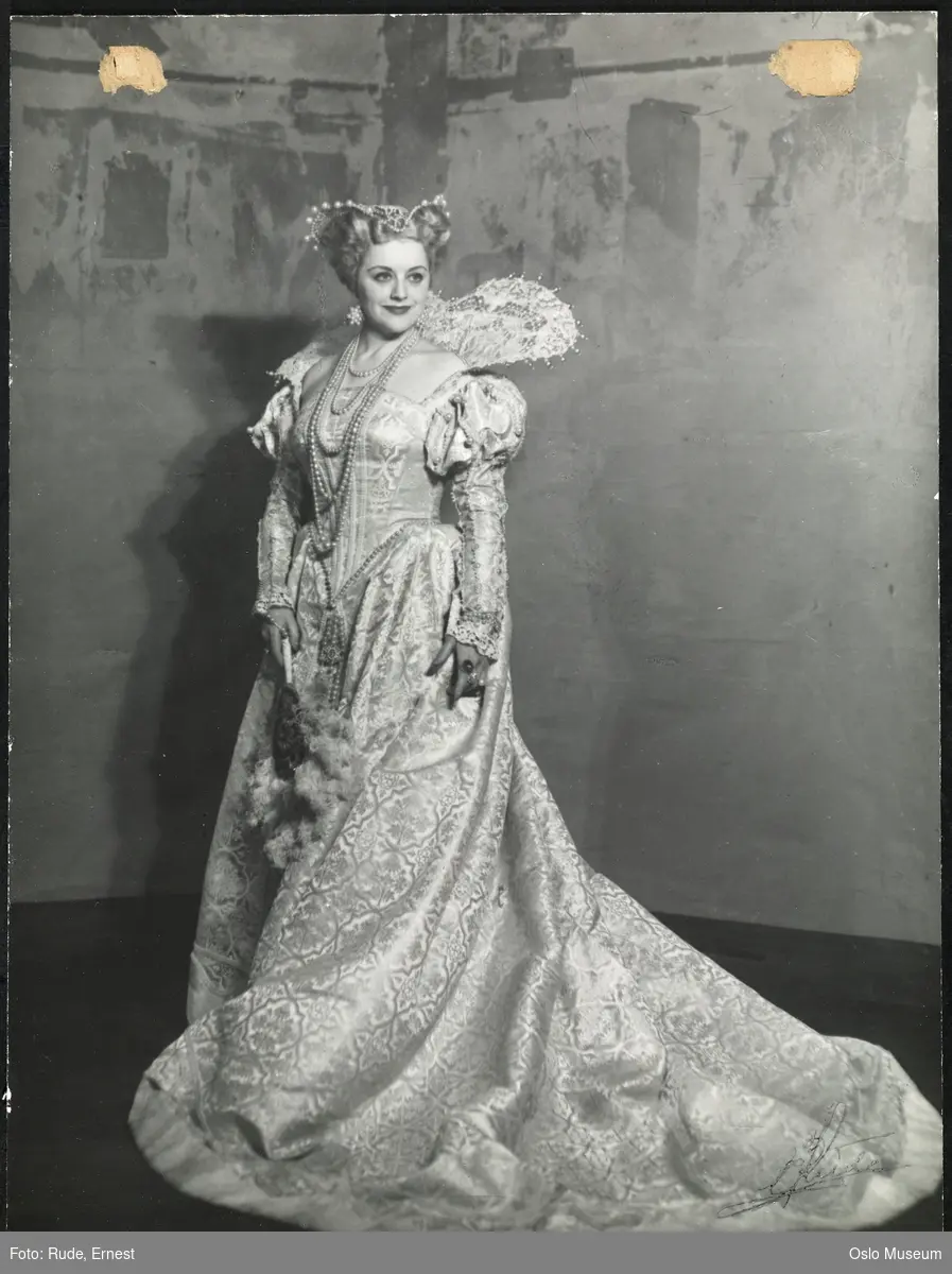 portrett, kvinne, skuespillerinne, rollebilde, tittelrollen i "Maria Stuart i Skottland" av Bjørnstjerne Bjørnson på Nationaltheatret, stående helfigur, kostyme