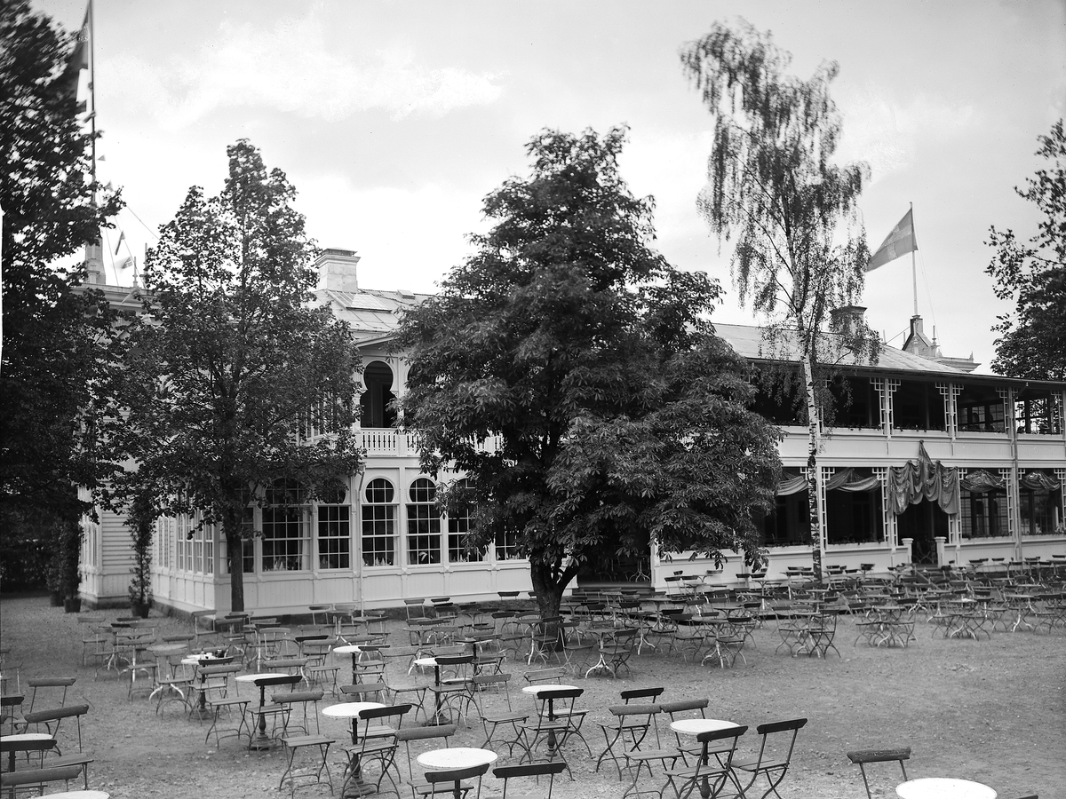 Trädgårdsföreningens restaurang i Linköping.

Linköpings Trädgårdsförening, anlades 1859 av ett bolag på ett av Serafimerordensgillet arrenderat område. Den välskötta anläggningen utvidgades 1871 och är upplåten för allmänheten mot det att staden till bolaget årligen erlägger ett belopp av 300 rdr. Restaurangen byggdes 1881 efter ritningar av Rudolf Ström, dess fasad ändrade utseende många gånger. Restaurangen brann ner till grunden 14 april 1977 och har inte återuppbyggts. Festlokal.
