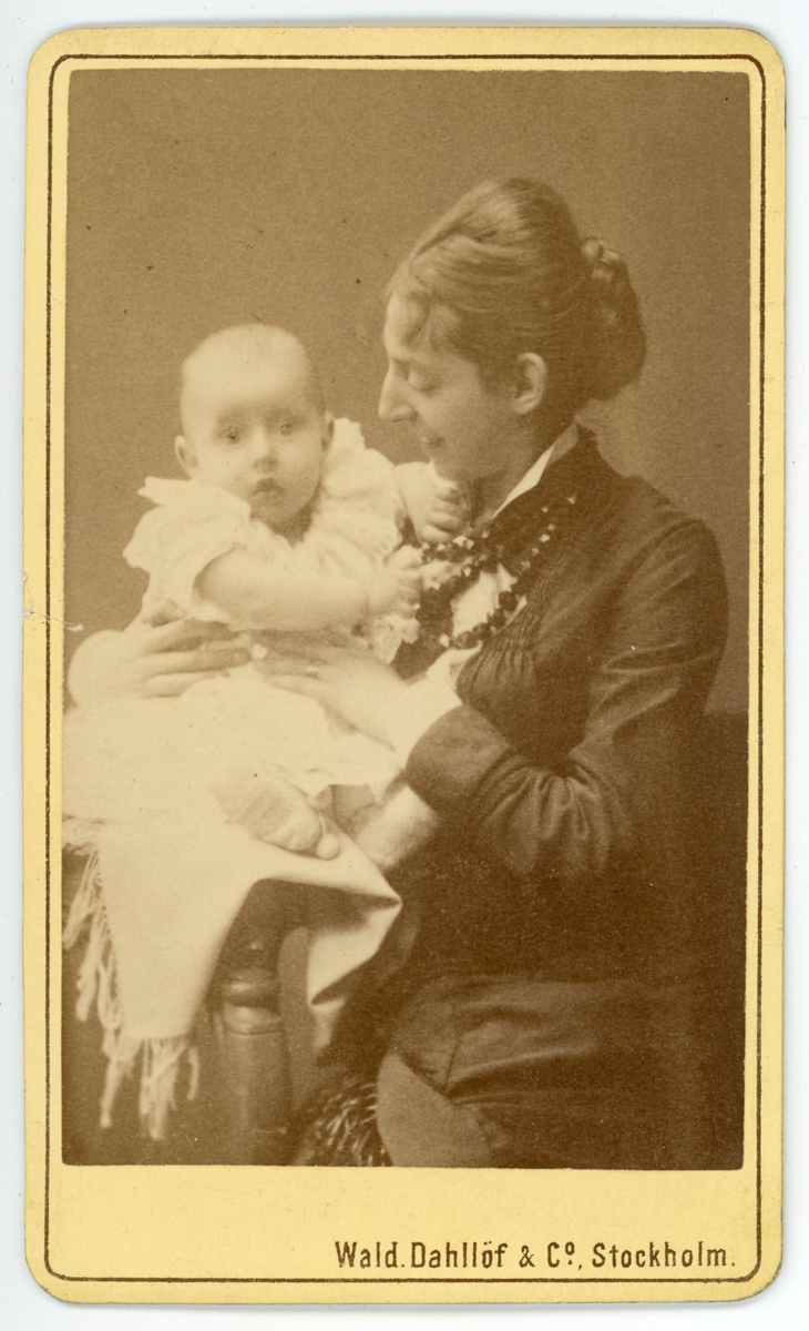 Porträtt av kvinna med barn