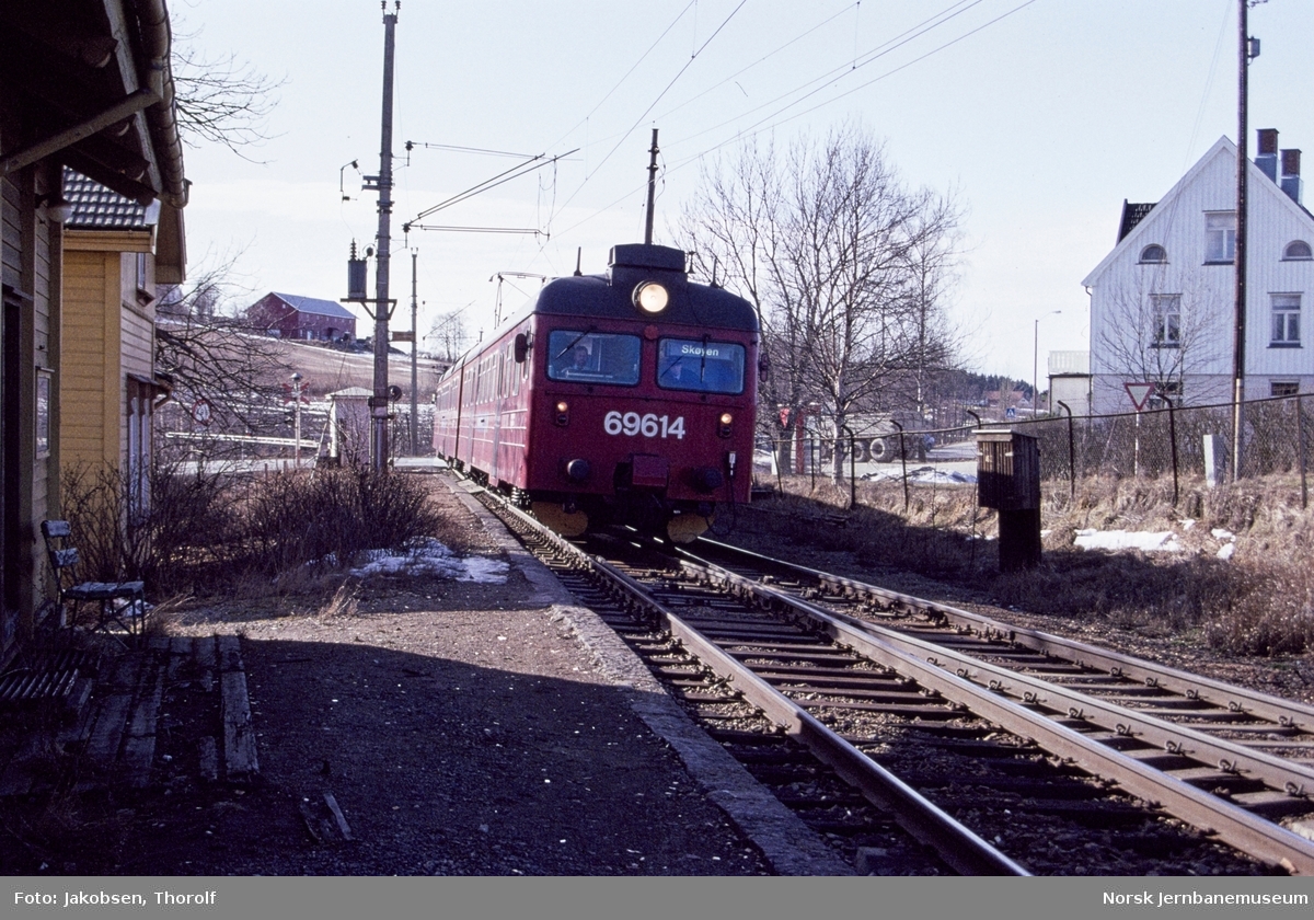 Elektrisk motorvognsett type 69 med lokaltog fra Moss til Skøyen, tog 118, på Holstad stasjon på Østfoldbanen