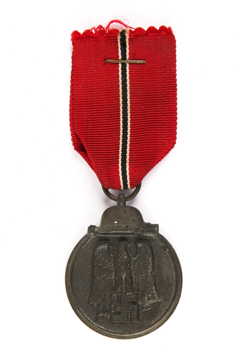 Østfrontmedaljen med ørn og hakekors.