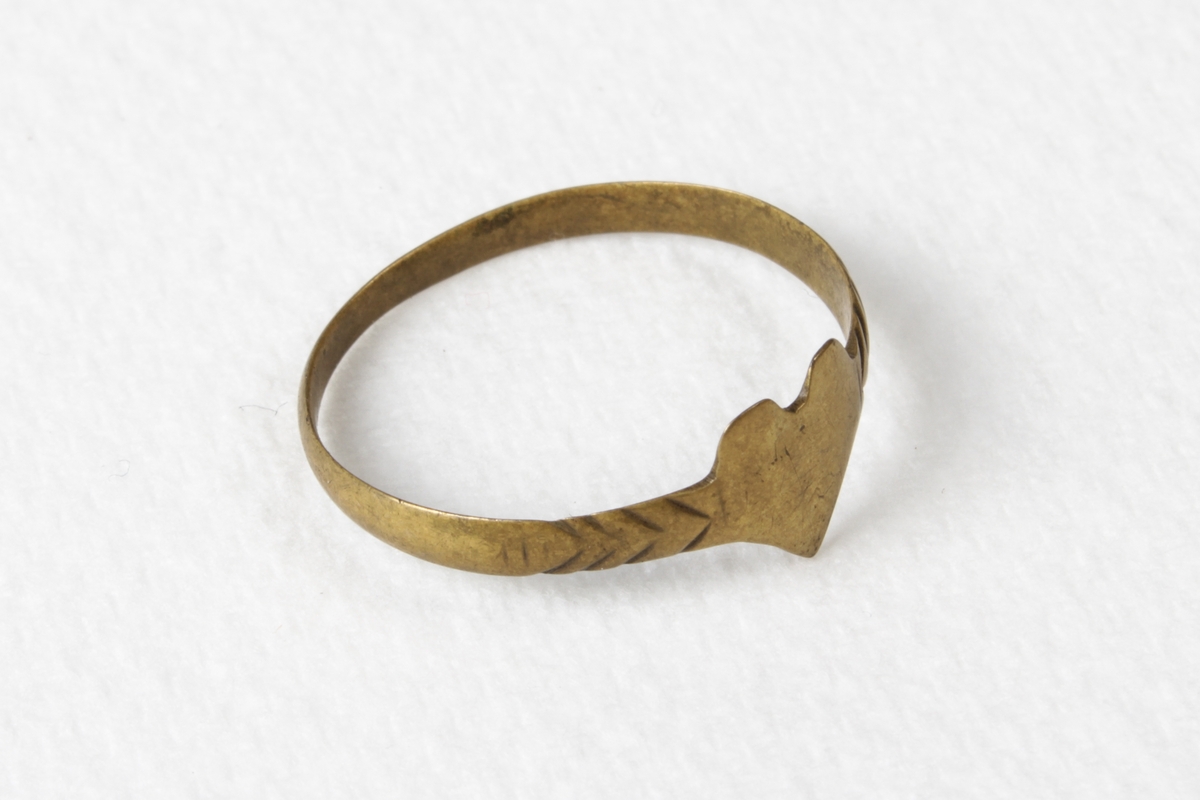 Fingerring med dekor.