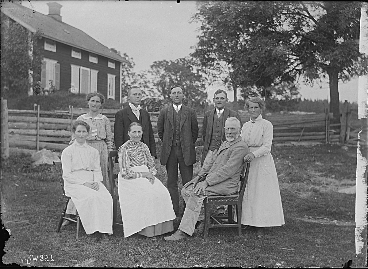 Fotografering beställd av Falk. Sannolikt föreställer bilden Karl Gabriel Falk (1849-1927) och hans hustru Anna Sofia Bergman (1854-1920) samt några av deras barn.