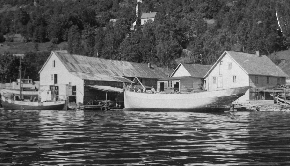 Berge Sag og Båtbyggeri i Ølensvåg, ca. 1920.
