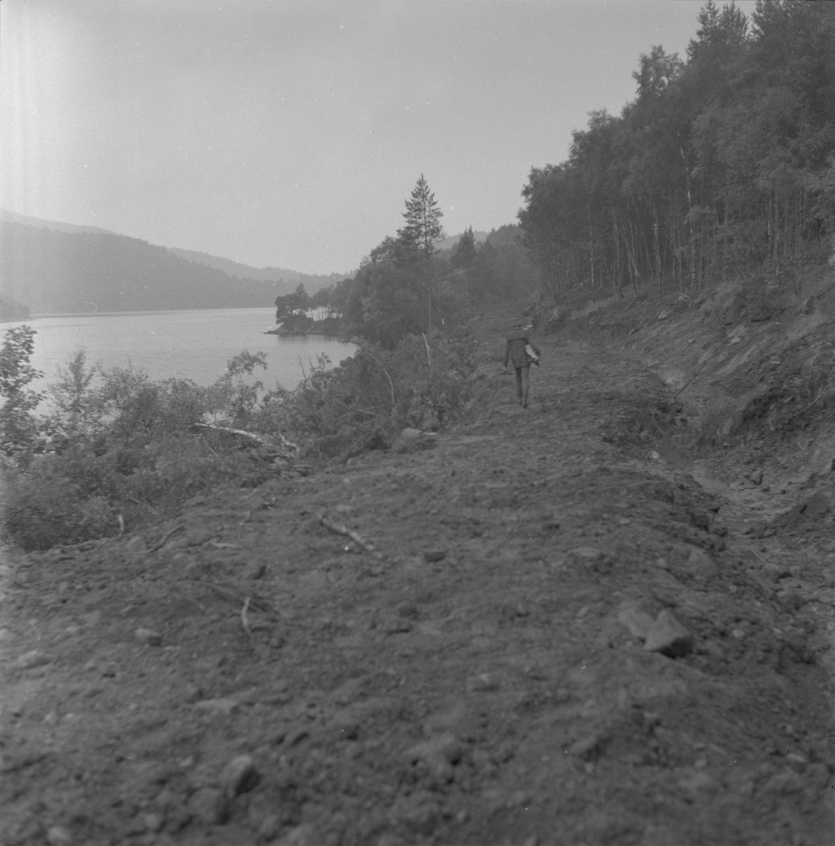 Traktorvegen langs Langåsdalsvatnet aust for Bjordal, 1980. Gåande på vegen er Dominicus Bjordal.