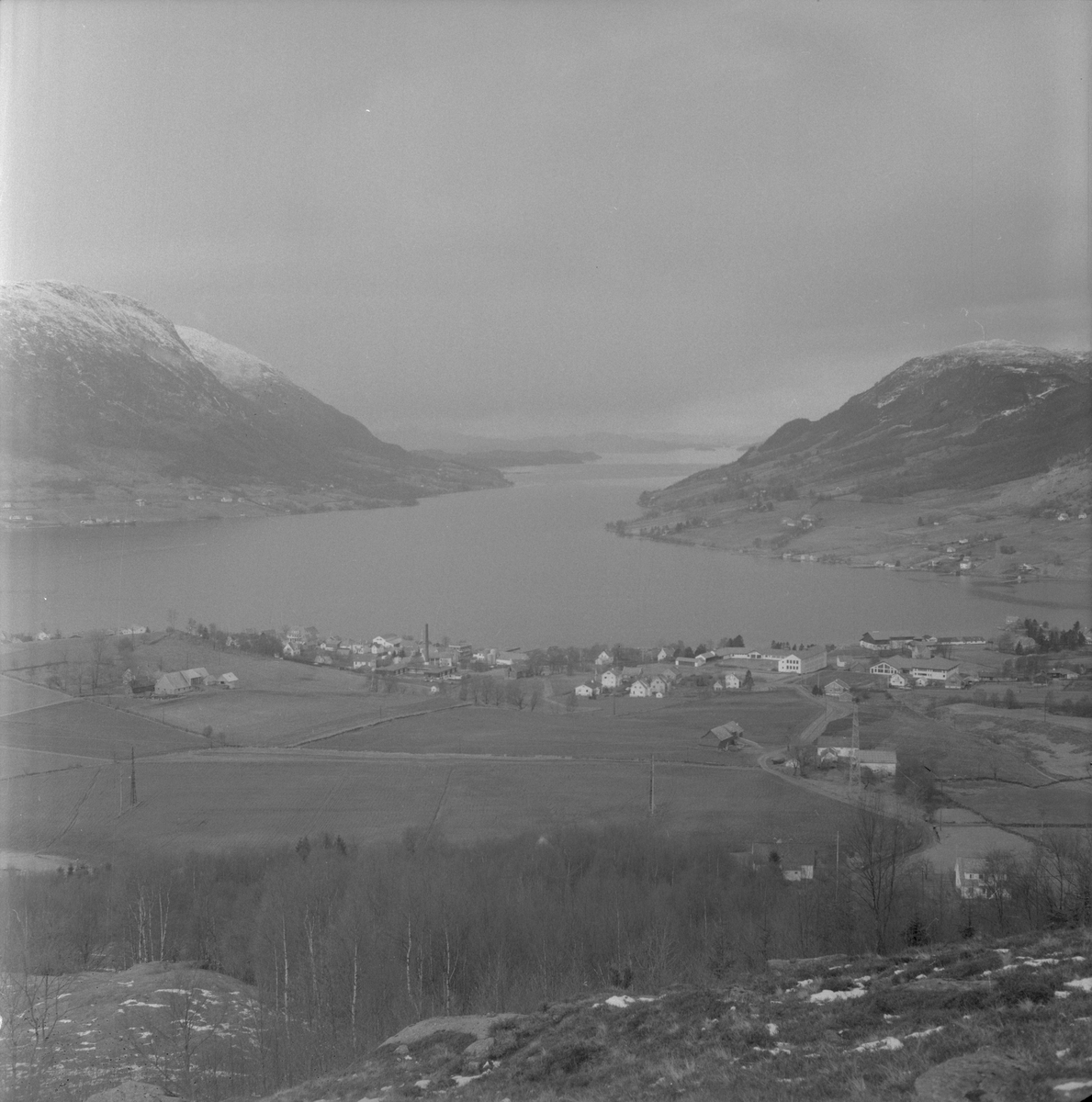Landskapsmotiv med utsikt over Ølensjøen og Ølsfjorden sett mot nord, 1978. Biletet er teke frå Eiaberget.