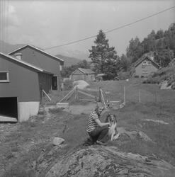 Gardstun på Markhus i Etne, 1977. Midt i biletet er John Arn