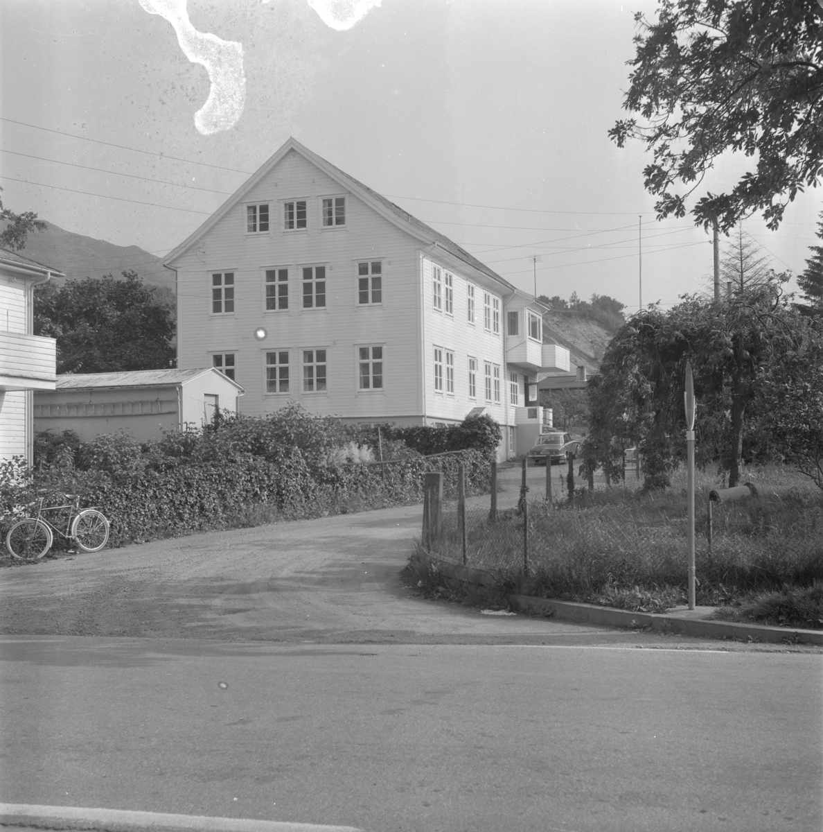 Ølen kommunehus i Ølensjøen, 1975.