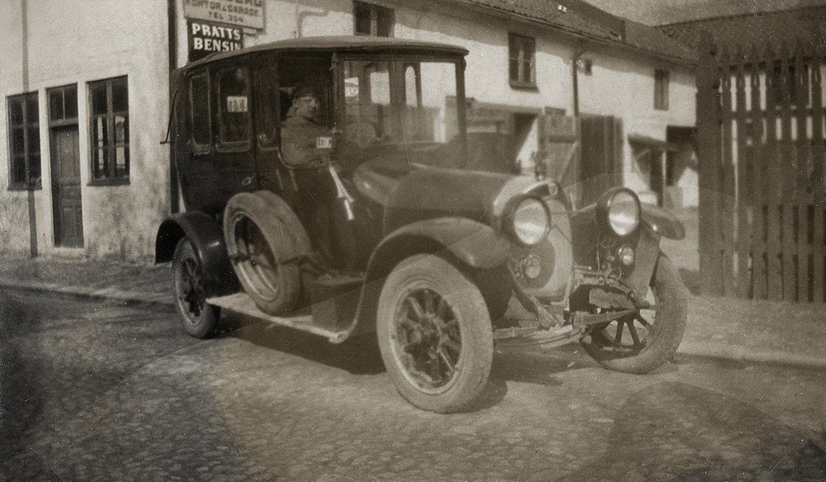 Personbil, Scana-Vabis modell 1916, Växjö ca 1920. En okänd man sitter bakom ratten.