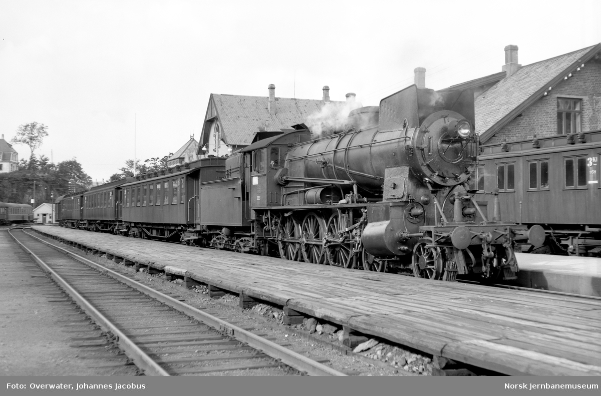 Damplokomotiv type 30b nr. 355 med persontog på Stavanger stasjon.