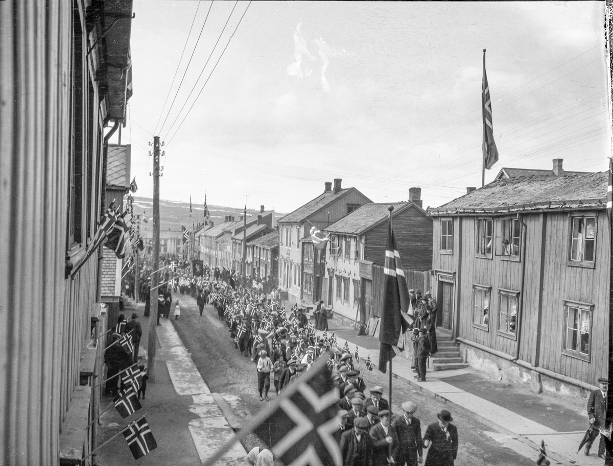 Opptog i Bergmannsgata, Røros. Voksne og barn med flagg