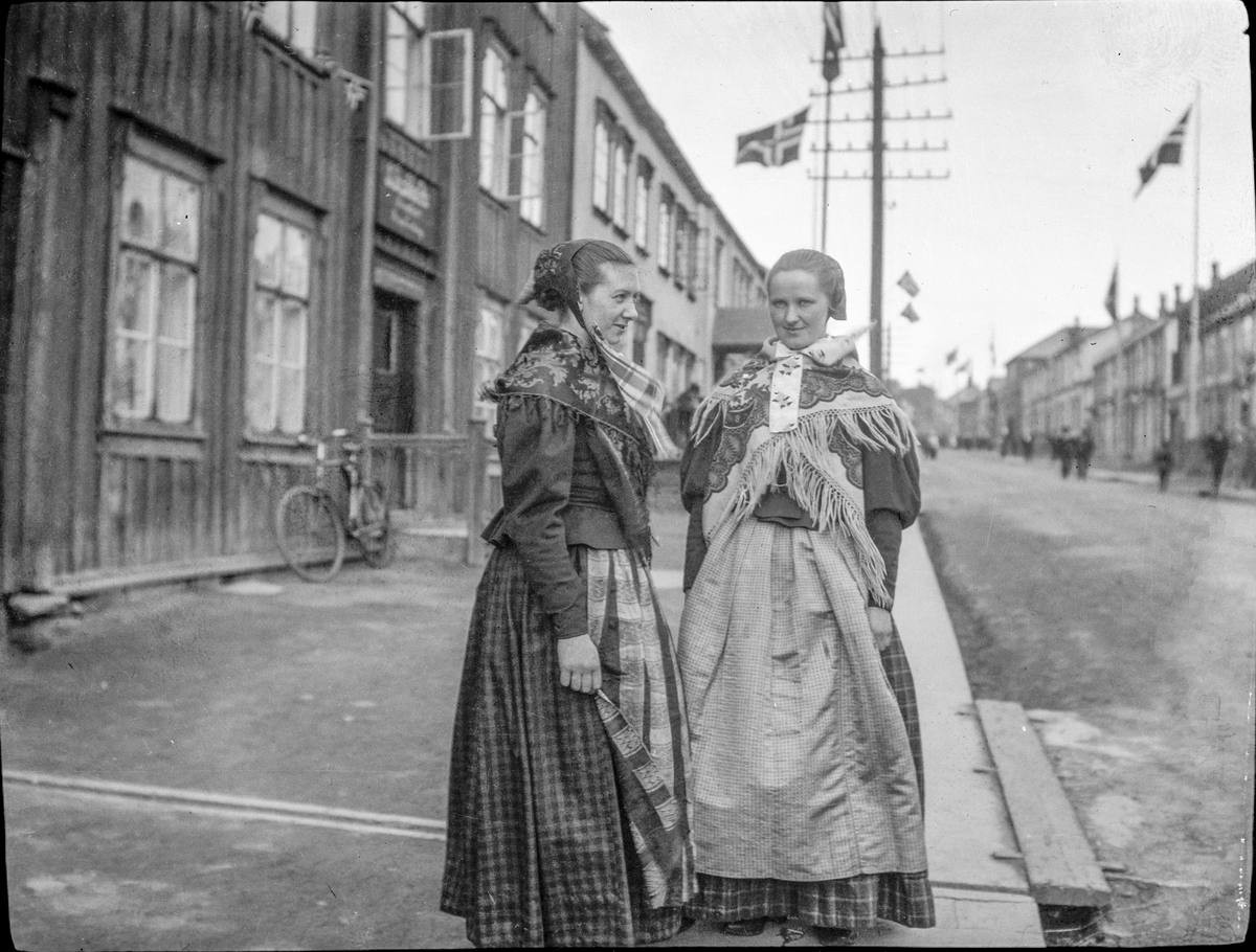 To unge jenter i rørosdrakt i Bergmannsgata, Røros