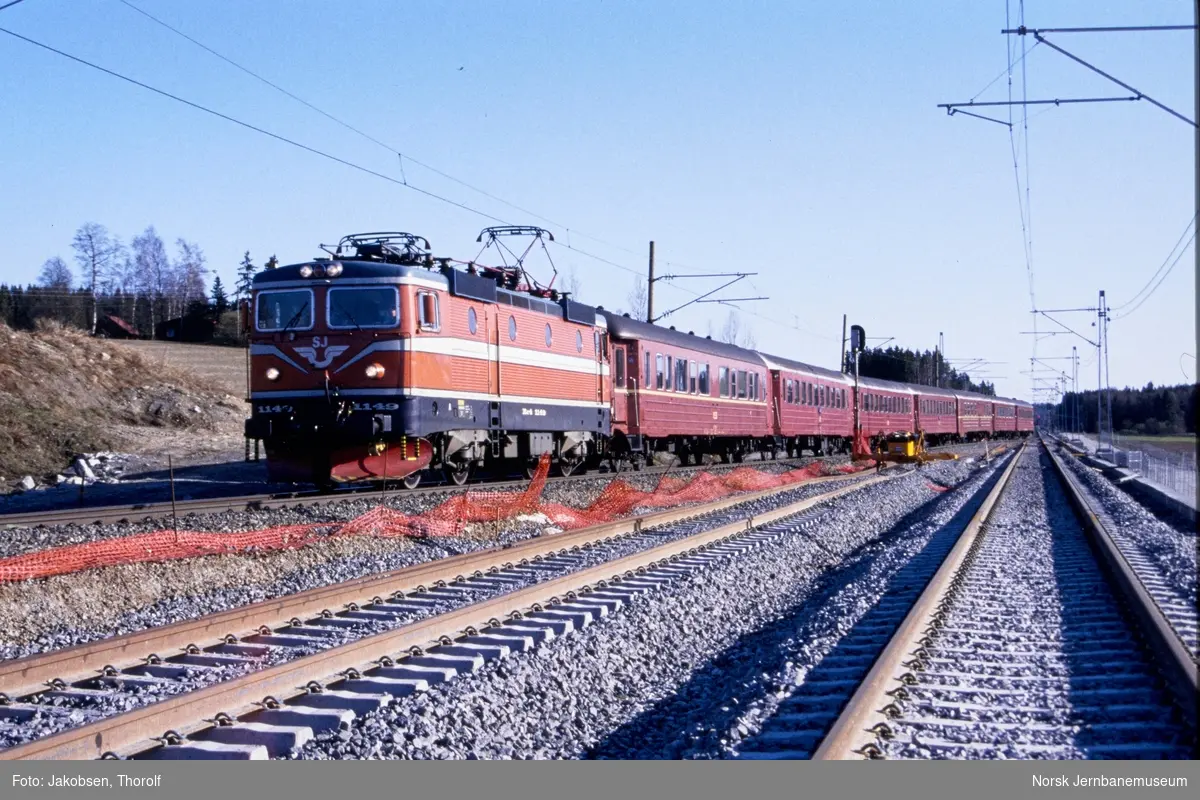 Persontog fra Halden til Oslo S, tog 154, med svensk elektrisk lokomotiv Rc4 1149 mellom Ås og Holstad, ca km 29,.