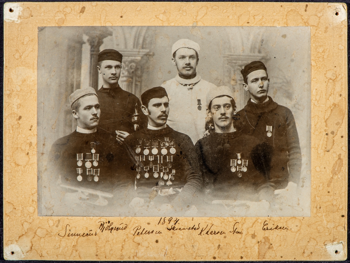 Hamar, 1894, gruppe 6 skøyteløpere, fra venstre: Peter Sinnerud, Bjølgerud, Filip N. Petersen, Skramstad, Kornelius Larsen Stai og Eriksen,
