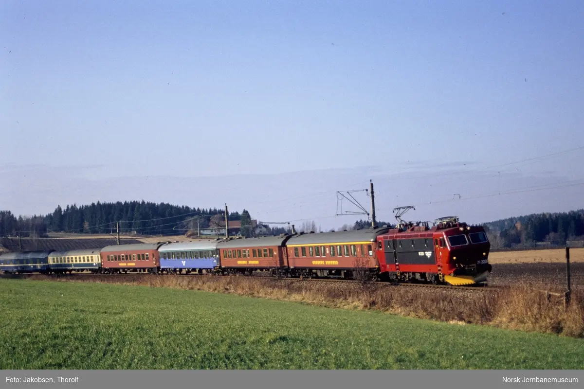 Elektrisk Lokomotiv El 16 2201 Med Persontog Fra Hamburg Til Oslo S Ved Ca Km 285 Like Syd For 