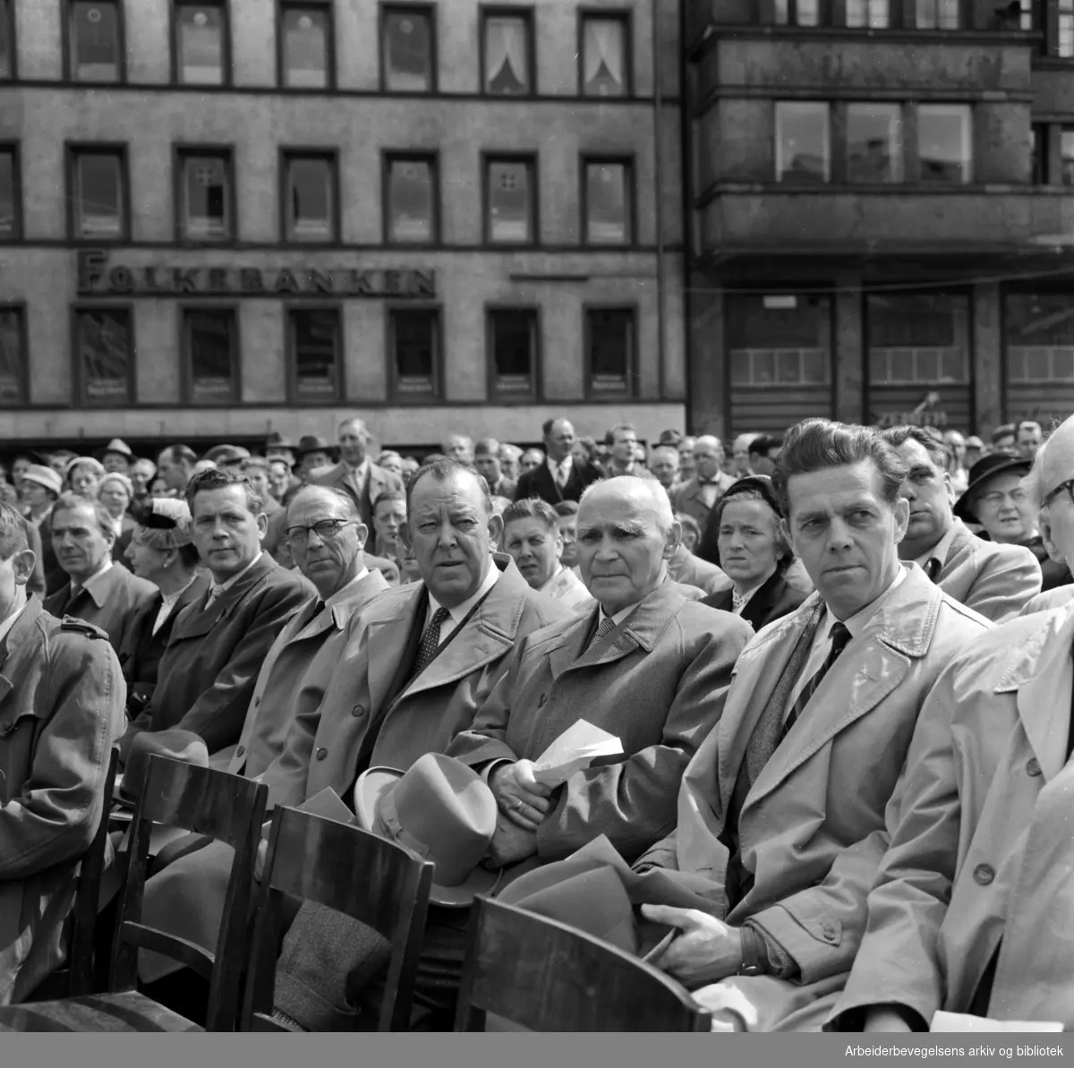 Avdukningen av Per Palle Storms "Pioneren" på Youngstorget 18. Mai 1958. Sittende i midten: Trygve Lie.
