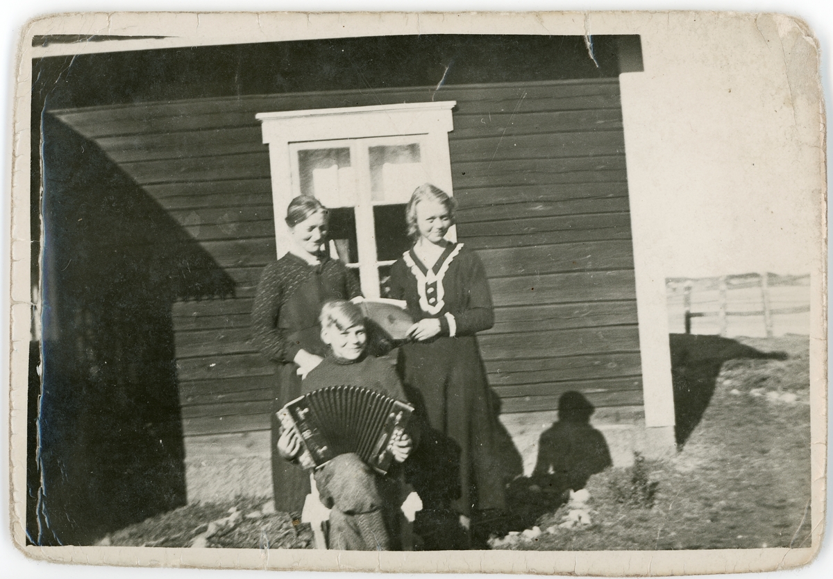 Signe med barnen Agnes och Nisse, Tjälinge, Uppland 1930-talet