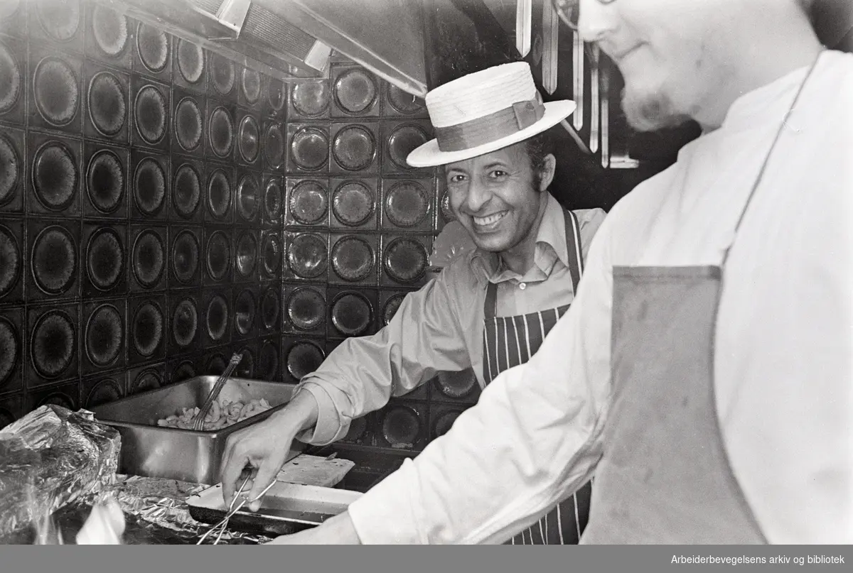 Innehaver av restauranten La P'tite Cuisine, Ben Joseph eller Niels Manuel Jaquesson (til venstre) og kokken Lorde Henry i grillen på La P'tite Cuisine. Juli 1969
