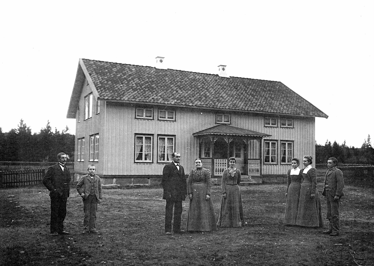 Fr.v. Albert Johansson, Klas johansson, August Johansson med hustru Christina och dotter Anna, Ida Bengtsson, Selma Johansson med sonen John utanför huset i Hedegärde, byggt år 1896. Foto taget ca 1900.