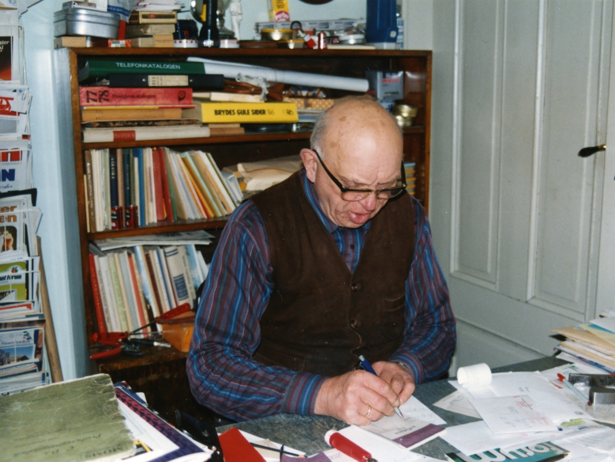 Handelsmann Jens Finborud (1915-1996) på kontoret i Finborudgården, Røros