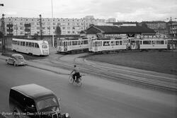 Oslo Sporveiers sporvogner 196 (t.v.) underveis til Oppsal p