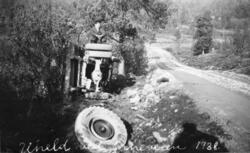 Uhell på Ørneveien, en malmbil har havnet utfor veien, 1938.