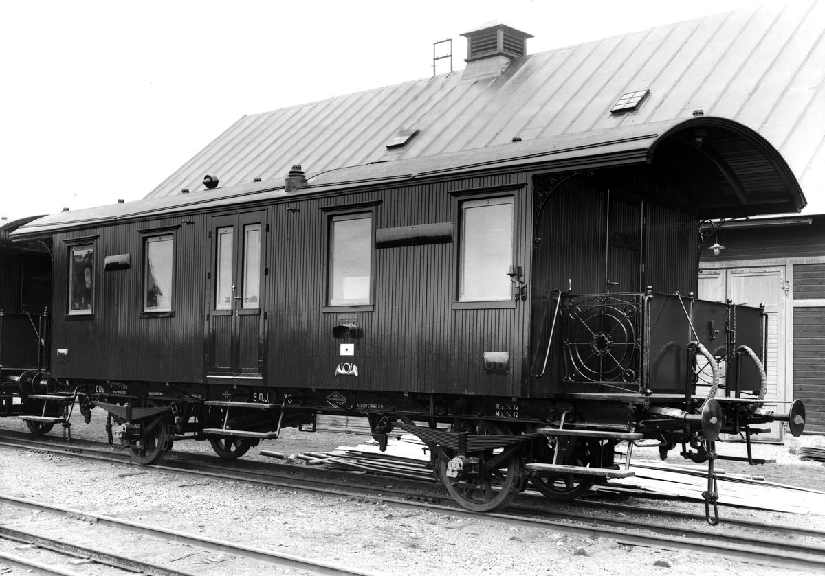 Postvagn för Södra Dalarnes Järnväg, SDJ CD3 70 (positiv finns hos järnvägsmuseet). Tågvagnen är byggd vid ASJ i Linköping. Info om källan: 
Glasplåten är mindre än övriga glasplåtar och tillhör sannolikt inte samma samling av glasplåtar i Gamla Linköping.