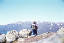 Anne Dyrland med ryggsekk i fjellet på vei fra Vårlid mot Mo