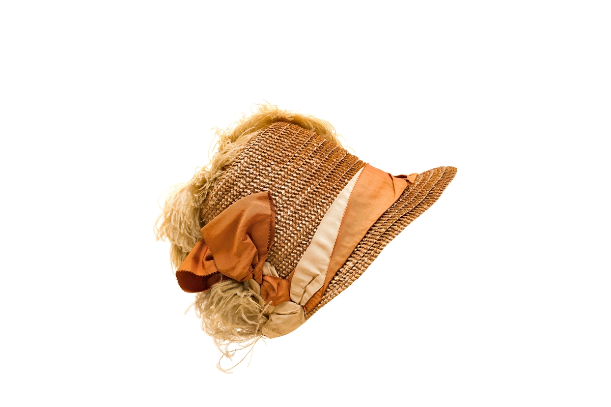 Strå hatt med dekor av ripsbånd og fjær, fôr av hvit silke.
