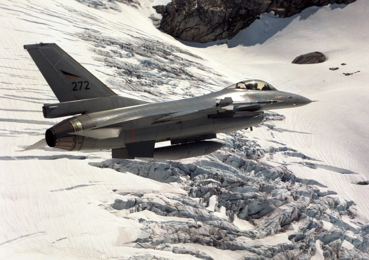 F-16 lavt over isbre.