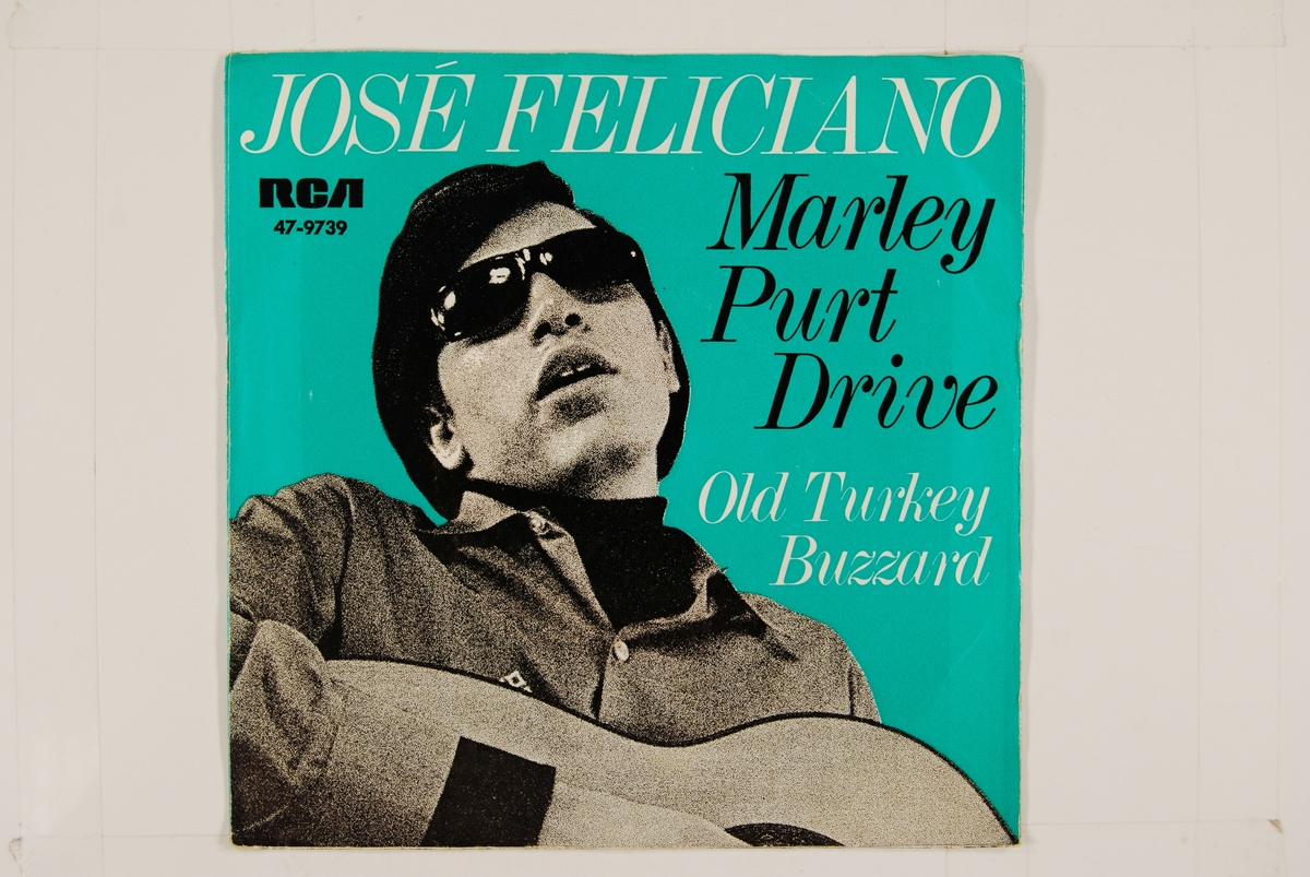 Bilde av José Feliciano som spiller gitar.