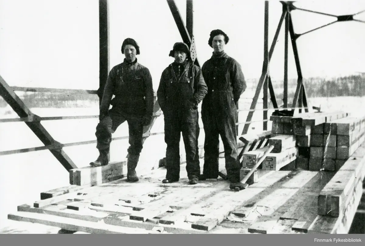 Her ser vi tre av montørene av Munkelv bru, 1941. Fra venstre står Åge Davidsen, Wilhelm Kling og Halvard Dahl. Anlegg: Hesseng-Neiden.