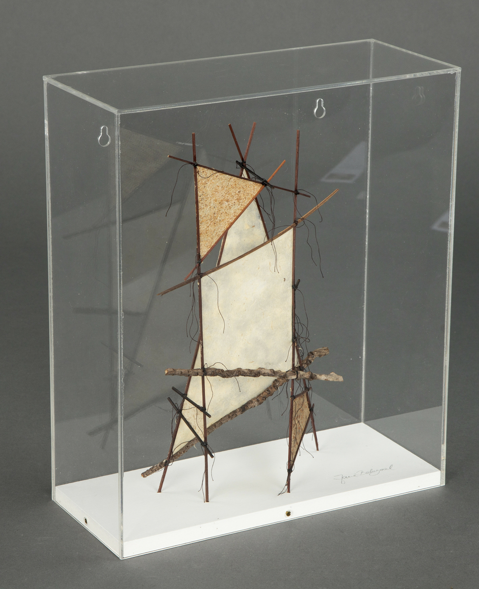 Skulptur av papir. Håndlaget palmeplantepapir på trepinner.
Merknad: Inkl. pleksiglass-monter.