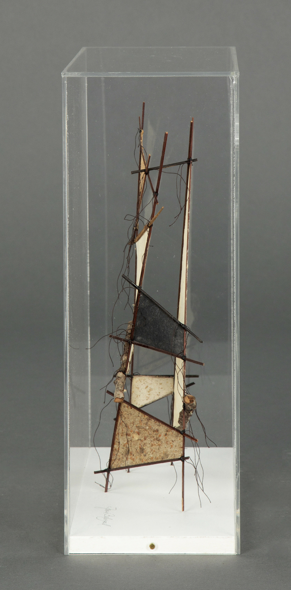 Skulptur av papir. Håndlaget palmeplantepapir på trepinner.
Merknad: Inkl. pleksiglass-monter.