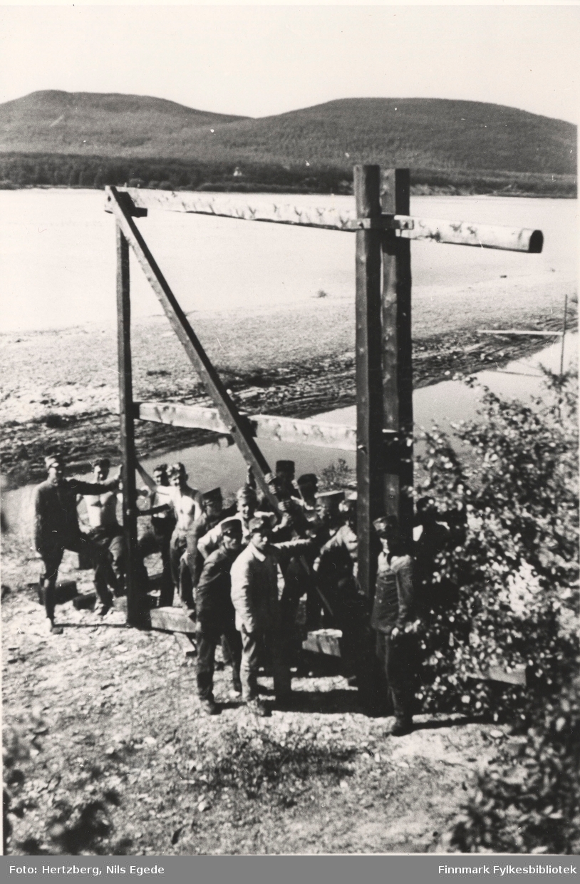 Brubygging over Tanaelva. Bukkene vendes og det andre kryssband blir satt på. Seida-Tana, 1939.