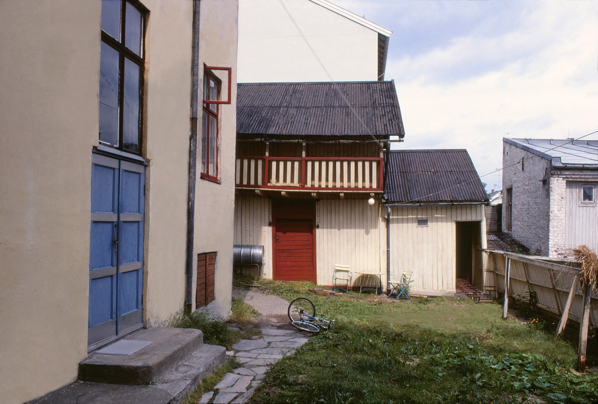 ll:Bakgården i Kongsrud-gården i Tordenskjoldsgate , Gjøvik 1981