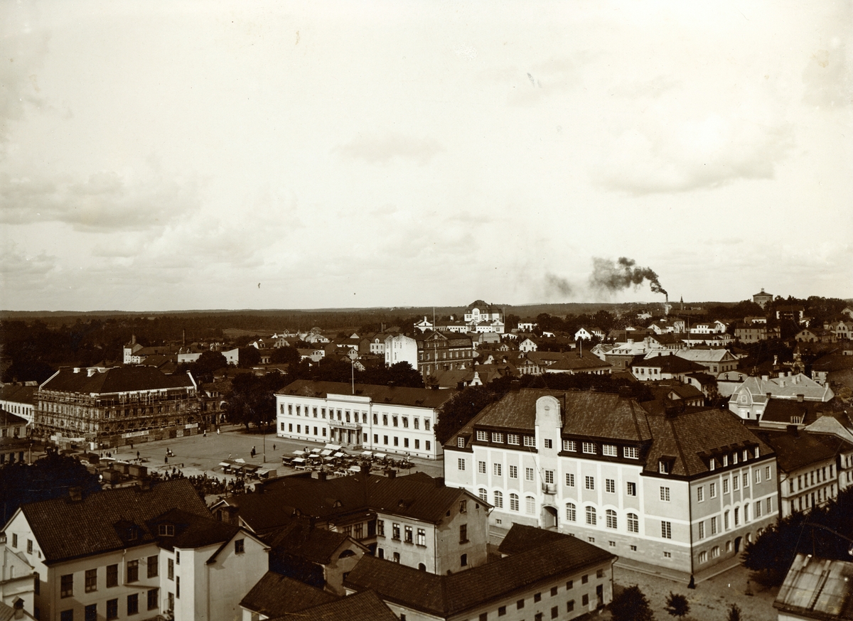 Marknadsdag på Stortorget. Växjö centrum från kyrktornet, 1912.