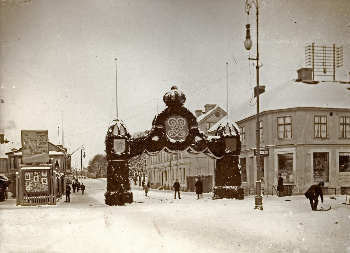 Kungsgatan inför kung Gustaf Vs besök i Växjö, januari 1913.