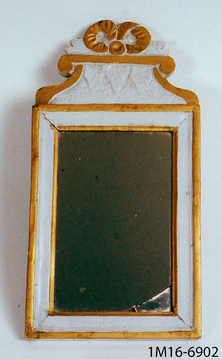 Spegel, gustaviansk, med ram, senare målad i vitt och guld.