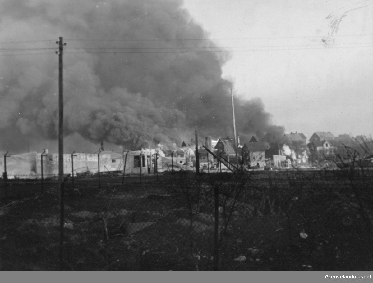 Bebyggelsen i Kirkenes i brann etter bombingen 4. juli 1944. Bildet er tatt fra hjørnet av Parkveien og Kielland Torkildsens gate mot Presteveien.