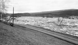 Isgang i Glomma gjennom Stor-Elvdal våren 1916. Fotografiet 