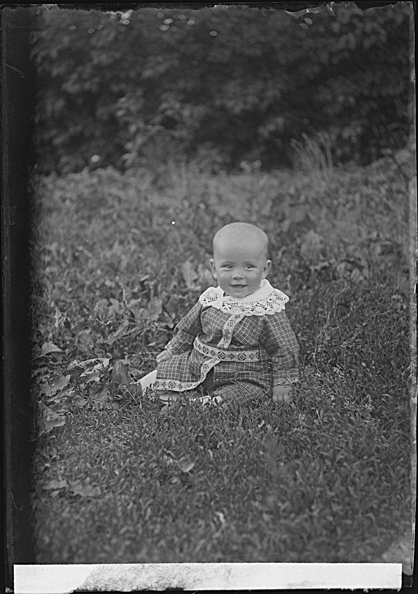 Fotografering beställd av Bernhard Johansson. Föreställer arrendator Bernhard Johanssons yngsta barn Berndt Erik Lennart Johansson, född 1918-11-15 i Tortuna, död 1982-07-12 i Västerås-Skerike.