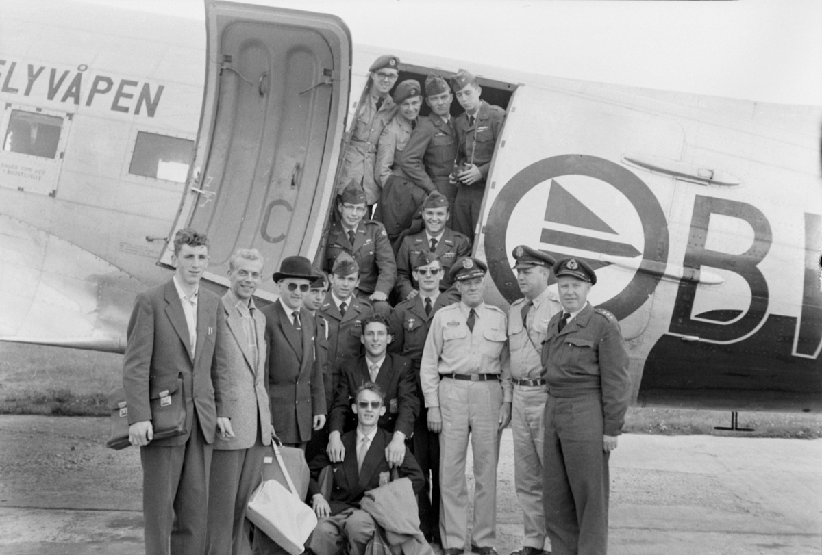 Deltakere til flystevne på Røros på Værnes flyplass