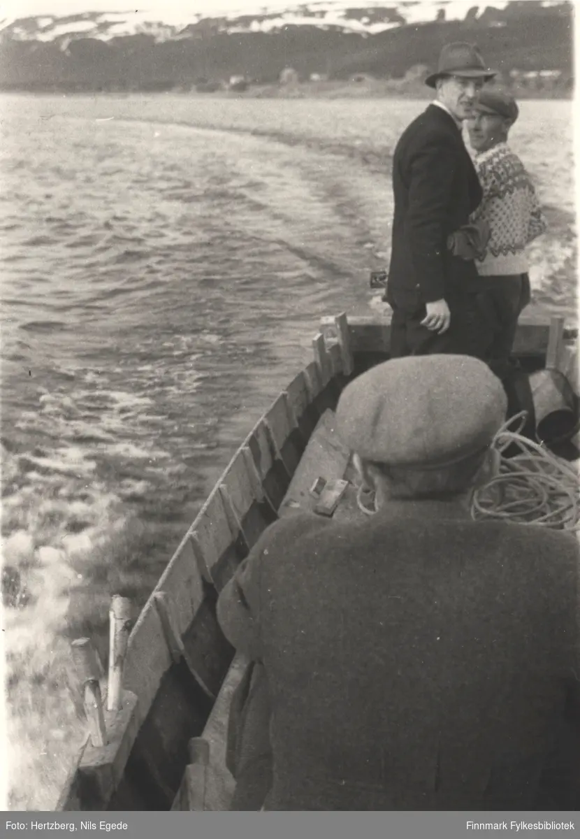 Ferging over Tanaelva med elvebåt, 1946. Fritjof Solem og Bjarne Amundsen er passasjerer. En annen mann fører båten.