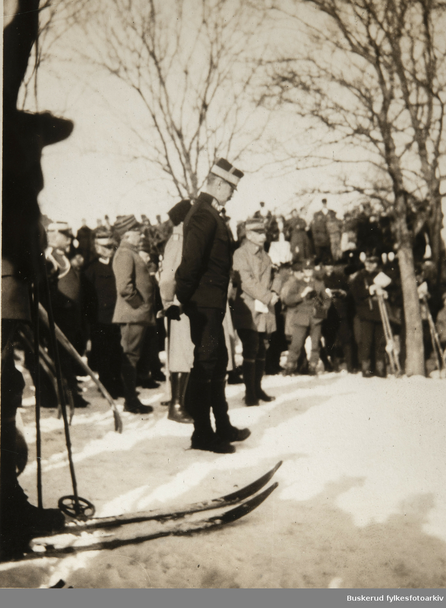 Kong Haakon besøkte en Gardeøvelse på Ringerike i 1927. 