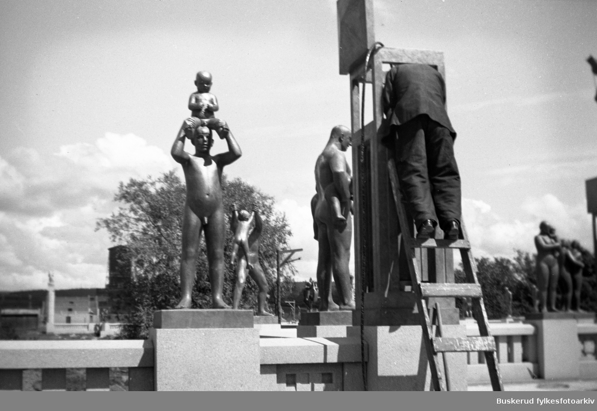 Vigelandsparken.  Oppsetting av Gustav Vigelands skulpturer på broen opp mot Monolitten som da ikke var ferdig. Skulpturen ble satt på 1940-tallet.
