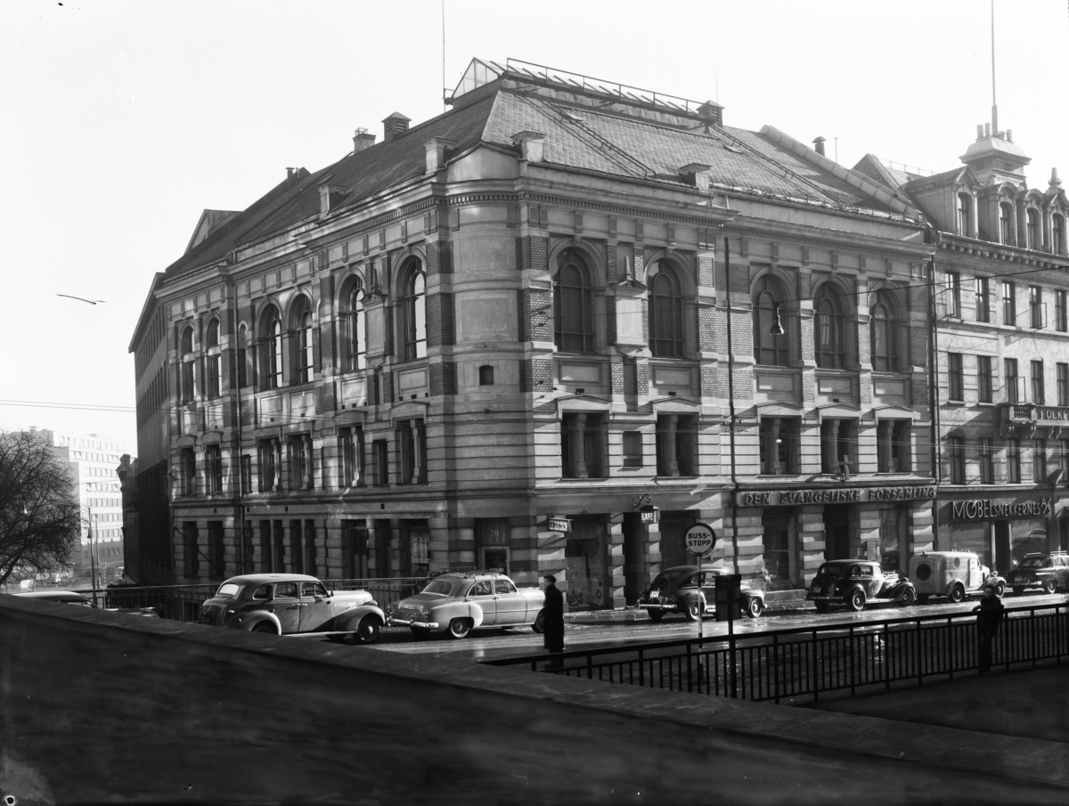 Bygning i Møllergata i Oslo. Skilt til Den evangeliske forsamling, Møbelsnekkernes A/S.