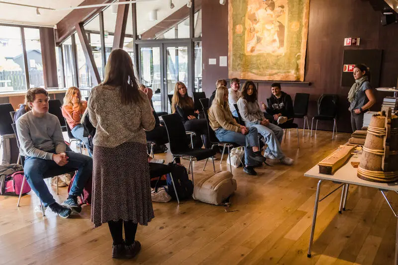 skoleklasse i dialog med museumstilsette