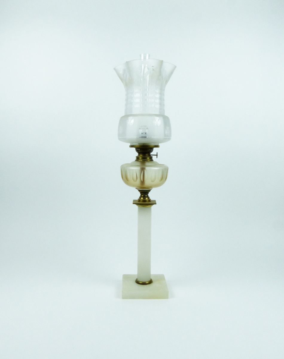 Bordslampa. För fotogen, lampkupa i glas. Fotogenbehållare i glas. Fot i vit marmor.
